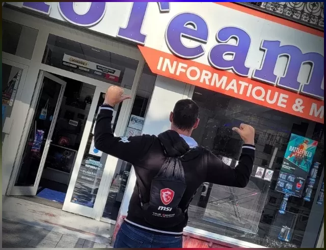 photo de Florent devant le magasin 1foteam